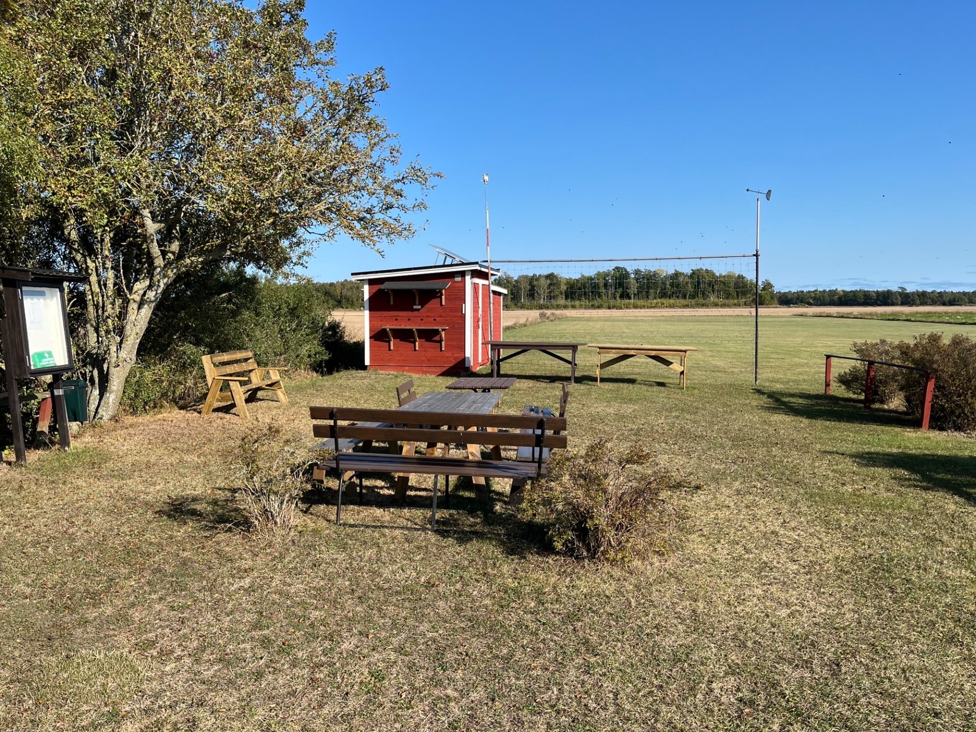 Depån har fått en ansiktslyftning. Tommy har byggt bänkar (foto Bertil)